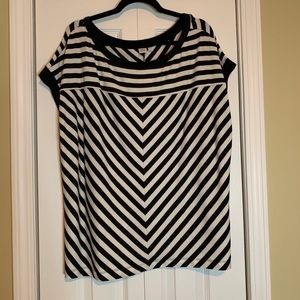 GAP Black and White Short Sleeve Sweater XXL